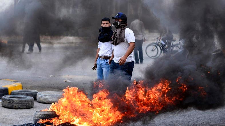 Pengunjuk Rasa Anti-Pemerintah Blokir Jalan dan Jembatan di Selatan Kota Najaf Irak 